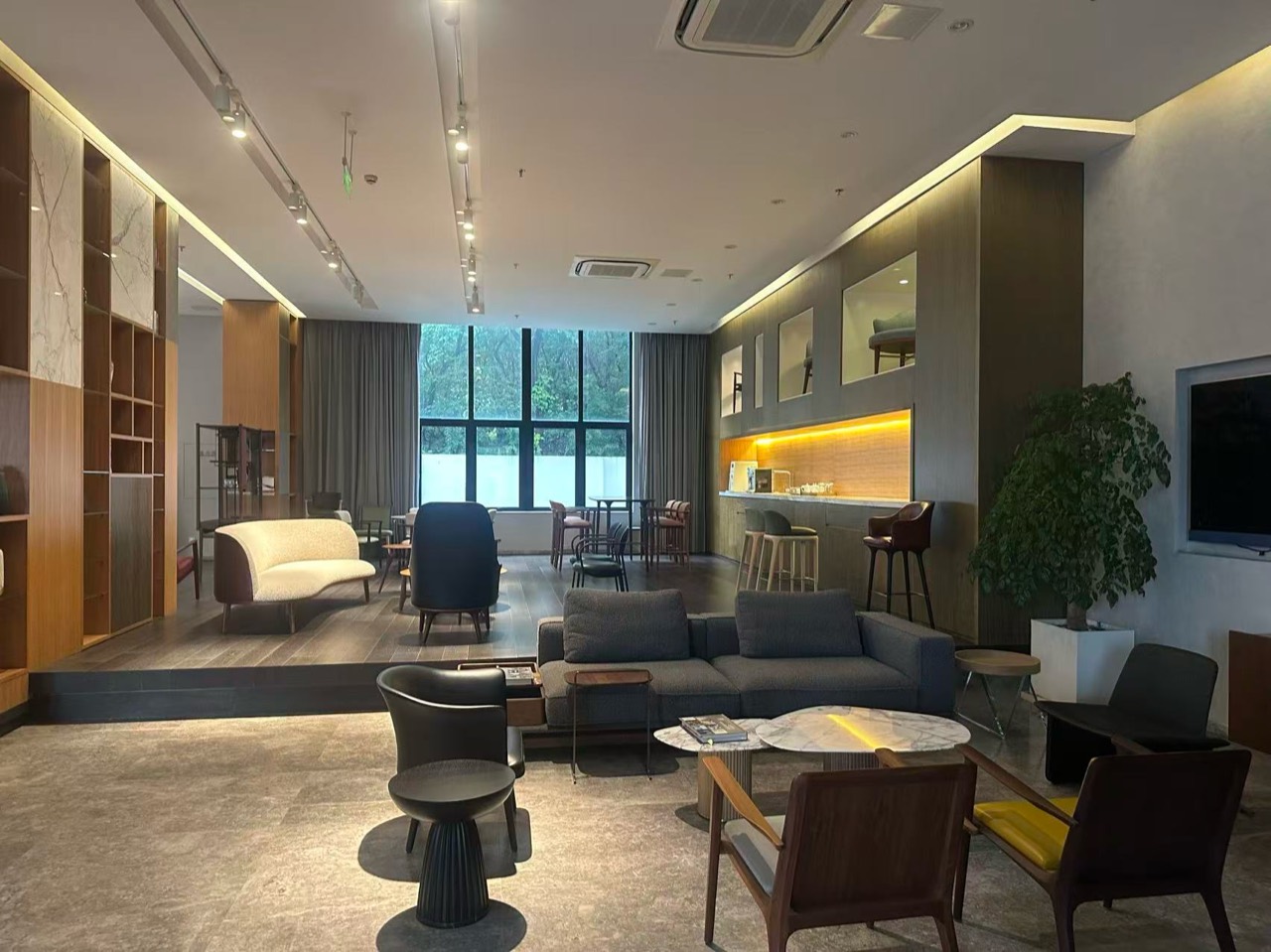 Sofas, tables and lighting in the display space